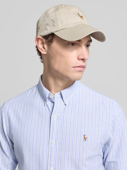 Männermodel draagt Slim Fit Vrijetijdsoverhemd met knoopsluiting van Polo Ralph Lauren, puur katoen, blauw-wit gestreept, labelstitching, button-downkraag, ruglengte maat M 78 cm, schouderbreedte maat M 44 cm, mouwlengte maat M 66 cm. Nahaufnahme Oberkörper.