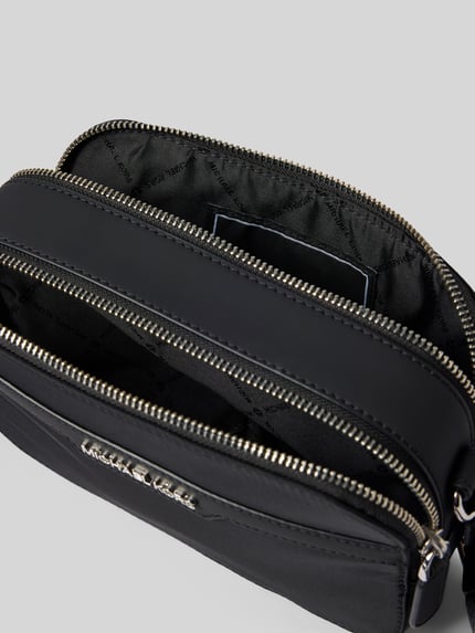 Productfoto, zwarte handtas met schouderriem Model 'MALONE' van Michael Kors, Hoofdvak met ritssluiting, Labeldetail, Breedte 21 cm, Lengte 14 cm, Diepte 6 cm, schouderbandlengte 104 cm