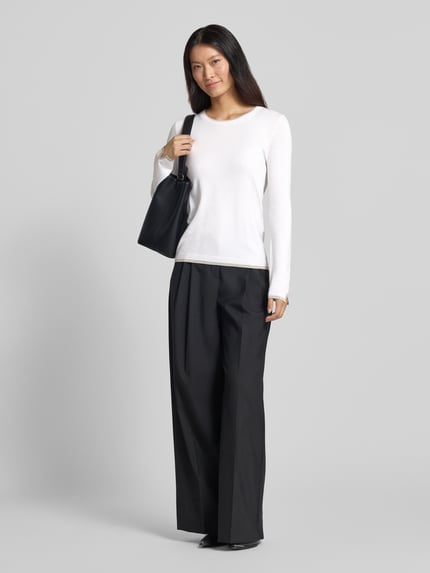 Frauenmodel trägt Pullover aus Viskose-Mix Modell 'Maglia Chiusa' von Liu Jo White in Weiß, körpernahe Passform, Ganzkörperansicht von vorne.
