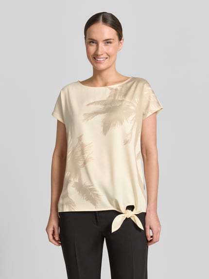 Vrouwenmodel draagt Relaxed Fit T-shirt met all-over motief van s.Oliver BLACK LABEL, dames, boothals, korte mouw, vooraanzicht, bovenlichaam close-up.