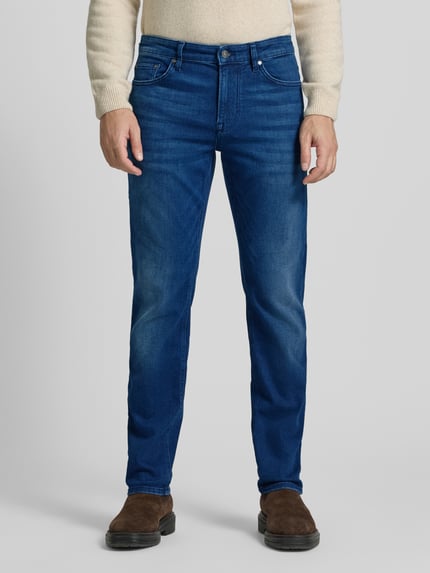 Męski model nosi Jeans mit 5-Pocket-Design Modell 'Mitch' od JOOP! Jeans, niebieski jeans, prosty krój, zapięcie na guzik i zamek, bawełna z dodatkiem stretchu, widok z przodu całej sylwetki.
