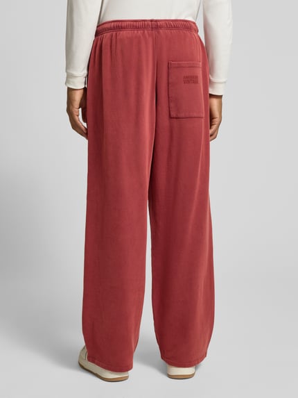 Männermodel trägt Sweatpants mit elastischem Bund Modell 'JITBAY' von American Vintage, Baumwolle, Relaxed Fit, Rückansicht, KI-modifiziertes Bild