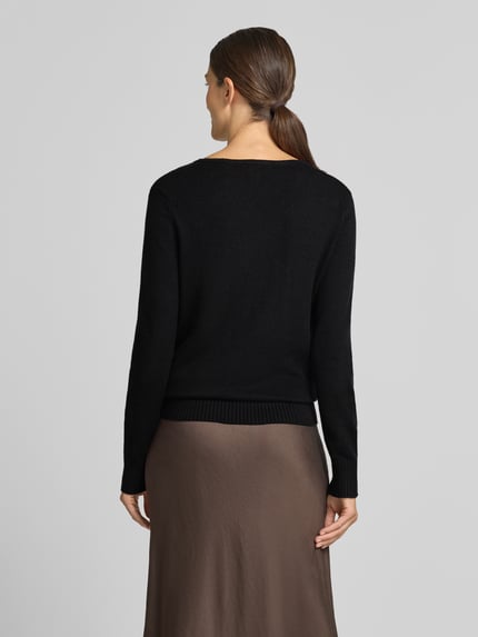Vrouwenmodel draagt Regular Fit Sweatshirt aus Viskose-Anteil van Christian Berg Woman in zwart Viscosemix met ribboorden, regular fit, v-hals, ruglengte maat S 63 cm, mouwlengte maat S 48 cm, Ganzkörperansicht Rückansicht.
