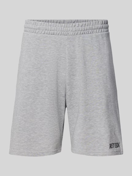 Produktfoto, Regular Fit Shorts mit Label-Stitching von REVIEW aus Baumwoll-Mix in Grau mit elastischem Bund, Bundweite 44 cm, Innenbeinlänge 22 cm