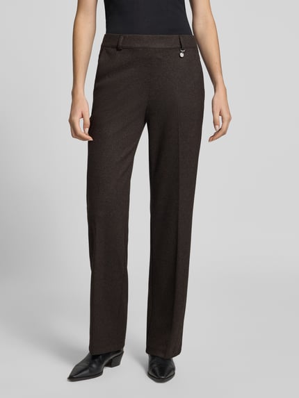 Frauenmodel trägt Regular Fit Hose mit Bundfalte Modell 'LILLYTH FLARED' von Raphaela By Brax in melierter Optik, Struktur-Muster, dunkler Farbton, Webware mit Bundfalte, Schiebehaken, verdecktem Reißverschluss, seitlichen Eingrifftaschen und Gesäßtaschen, Ganzkörperansicht von vorne.
