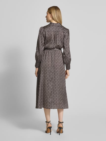 Frauenmodel trägt Hemdblusenkleid im Allover-Look mit Gürtel von Rinascimento, Satinstoff, tailliert, Midi-Länge, Rückansicht Ganzkörperansicht.