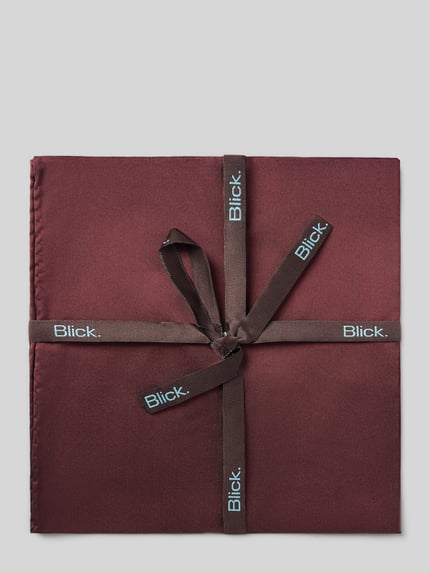 Productfoto, pochet uit zuiver zijde van Blick, vierkant ontwerp, effen design, met afgezette randen, bordeauxrood met gladde textuur