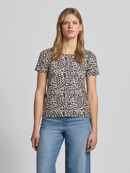 Vrouwenmodel draagt Regular Fit T-Shirt uit viscosemix model 'BERA' van Only, all-over print, crêpestof, korte mouw, U-boothals, voorkant volledig zichtbaar,