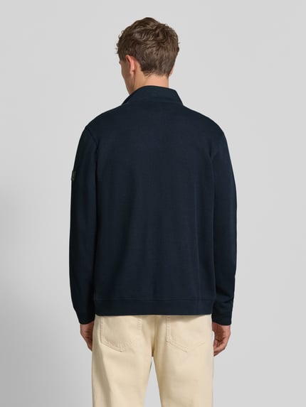 Männermodel trägt Regular Fit Jacke aus Baumwoll-Mix Modell 'SELANIK' von LERROS in Dunkelblau, strukturierte Oberfläche, Ganzkörperansicht Rückansicht. Damen Jacke, Stehkragen, Brusttaschen, Rückenlänge bei Größe M 71 cm.