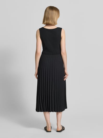 Vrouwenmodel draagt Slim Fit Midikleid aus Viskose-Mix van Tommy Hilfiger, effen zwart, plissérok, midi, mouwloos, rugaanzicht,