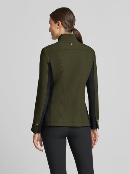Frauenmodel trägt Slim Fit Longblazer mit Zweiwege-Reißverschluss von Marc Cain in Olivgrün mit schwarzen Einsätzen, Ganzkörperansicht Rückansicht, Damen Longblazer von Marc Cain.