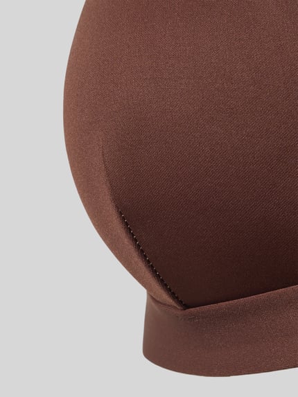 Frauenmodel trägt Slim Fit Bikini-Oberteil mit V-Ausschnitt Modell 'Ofelia' von MC2 Saint Barth, Elastischer-Material-Mix, Detailaufnahme.