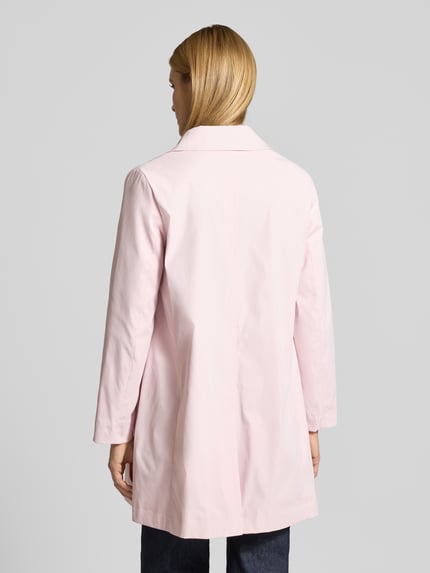 Frauenmodel trägt Mantel mit verdeckter Knopfleiste und Eingrifftaschen von Christian Berg Woman Selection, zartrosa, gerader Schnitt, Kentkragen, seitliche Taschen, Rückenlänge 87 cm, Szerokość w rozmiarze 36: ramion 40 cm, klatki piersiowej 54 cm, długość rękawa 62 cm, Ganzkörperansicht Rückansicht