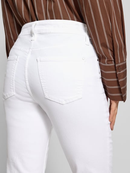 Frauenmodel trägt Jeans mit Eingrifftaschen Modell 'Dream Kick' von MAC aus Baumwoll-Mix mit Stretch-Anteil, Regular-Fit, Detailaufnahme Rückansicht.