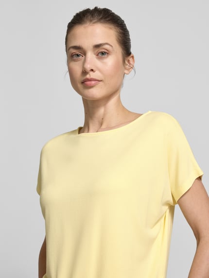 Modelka kobieca nosi Relaxed Fit T-Shirt aus Viskose-Mix od s.Oliver RED LABEL, jednolity kolor, krótki rękaw, jersey, jasny żółty, zbliżenie na górną część ciała