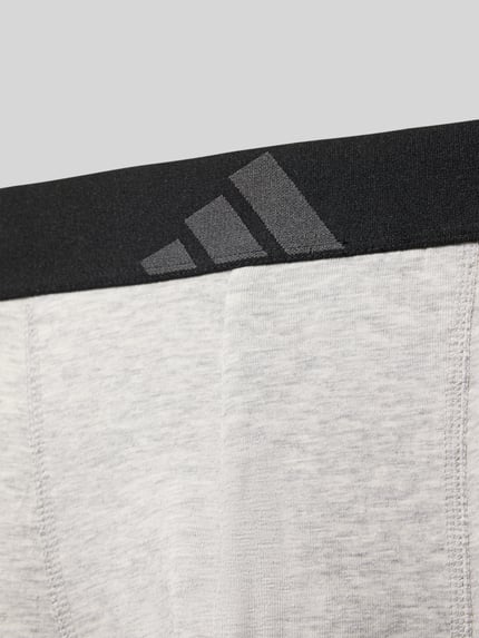 Produktfoto, Trunks im 3er-Pack aus Baumwoll-Mix von adidas Sportswear in Hellgrau mit schwarzem elastischem Bund und Logo-Print, Jersey-Textur.