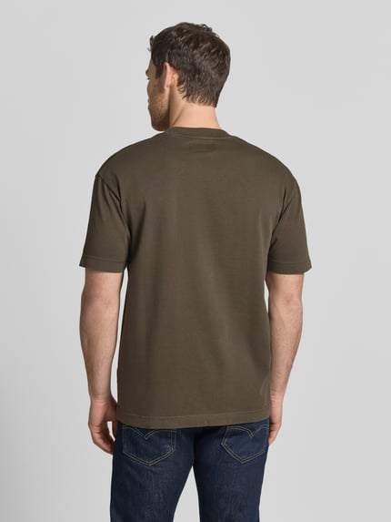Männermodel trägt Relaxed Fit T-Shirt aus reiner Baumwolle von Marc O'Polo, Optik: Unifarben, Passform: Relaxed-Fit, Ganzkörperansicht Rückansicht.