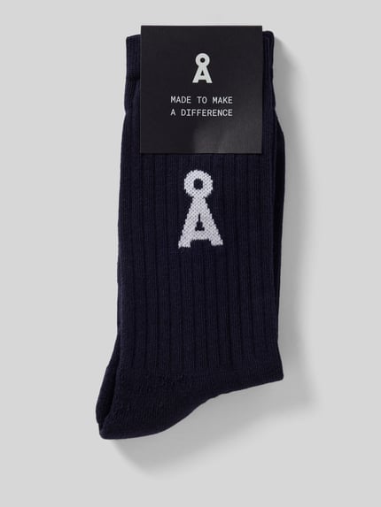 Productfoto, ungekleurde dames sok van katoenmix met labelopschrift en logo detail, geribde boord, stretch materiaal, Socken aus Baumwoll-Mix Modell 'SAAMUS BOLD' van Armedangels