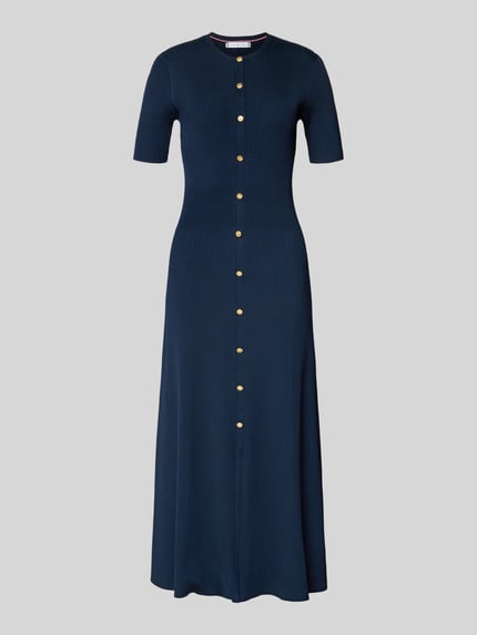 Produktfoto, eng anliegendes Freizeitkleid aus Viskose-Mix von Tommy Hilfiger in Dunkelblau, Midi-Länge, kurzarm, goldene Zierknöpfe, unifarbene Optik.