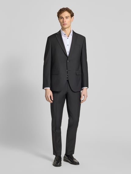 Męski model trägt Slim Fit Business-Hemd mit Kentkragen von Jake*s, biała bawełna, listwa guzikowa, Ganzkörperansicht von vorne, krój slim fit, długość tyłu w rozmiarze 39/40: 78 cm, szerokość ramion w rozmiarze 39/40: 47 cm, długość rękawów w rozmiarze 39/40: 63 cm