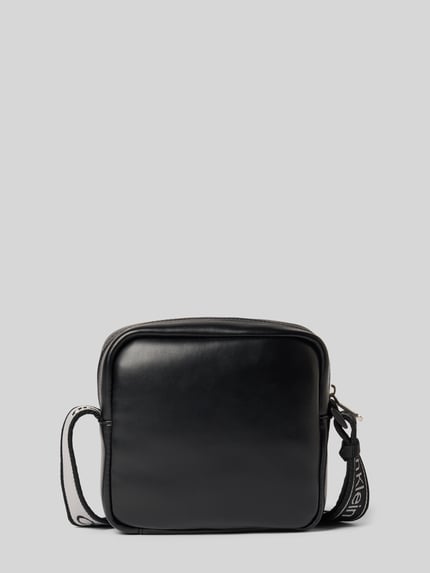 Produktfoto, schwarze Herren Umhängetasche mit Logo-Prägung von CK Calvin Klein, klare Form, glatte Textur, dezentes Logo-Detail.