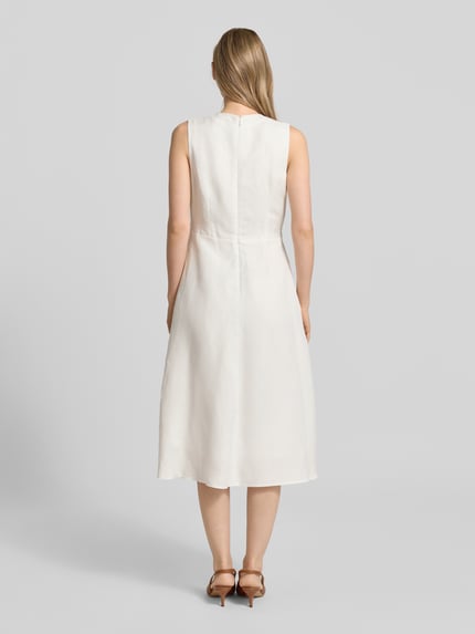 Frauenmodel trägt Midikleid aus Leinen-Viskose-Mix in Wickel-Optik von Christian Berg Woman Selection, cremefarben, glatte Textur, A-Linie, Ganzkörperansicht Rückansicht, Rückenlänge bei Größe 36: 120 cm, Brustweite bei Größe 36: 45 cm.