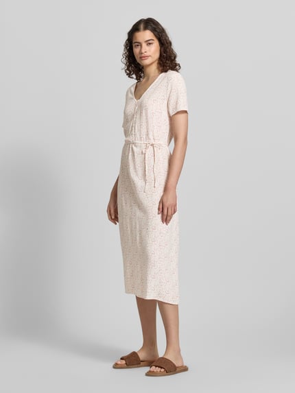 Frauenmodel trägt A-Linien Midikleid aus reiner Viskose Modell 'BARRI' von Pieces, Optik:Allover-Muster, Midi, Rundhals, ohne Ärmel, Ganzkörperansicht von vorne.