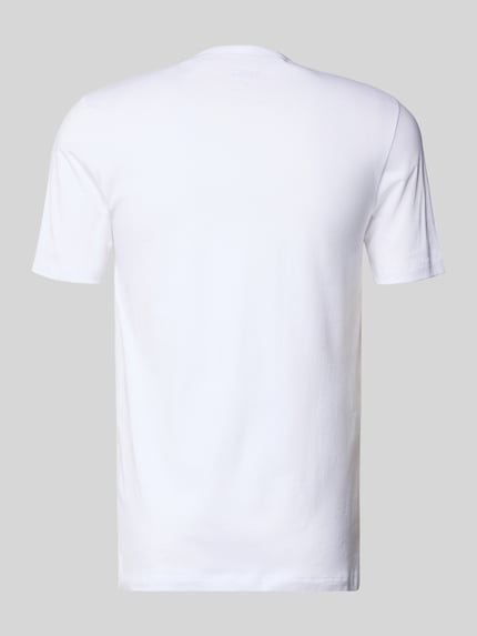 Männermodel trägt Regular Fit T-Shirt aus reiner Baumwolle im 3er-Pack Modell 'CLASSIC' von BOSS, Optik: Unifarben, Ganzkörperansicht Rückansicht.