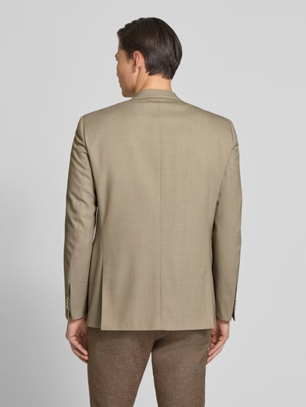 Męski model nosi Slim Fit 2-Knopf-Sakko aus Schurwolle-Mix Modell 'Shelby' von Carl Gross, jasnobeżowe, tekstura gładka, krój slim fit, marynarka z klapami, kieszenie z patkami, długość tyłu w rozmiarze 50: 80 cm, szerokość w rozmiarze 50: 50 cm, długość rękawa w rozmiarze 50: 70 cm, ujęcie: całkowity widok z tyłu.