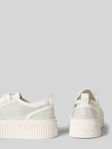 Productfoto, Sneaker met siersteentjes model 'MADISON GLAM' van Buffalo, afgeronde neus, vetersluiting, leren textuur, detailopname, hakhoogte 5 cm, schachthoogte 5 cm, schachtwijdte 7 cm bij maat 40