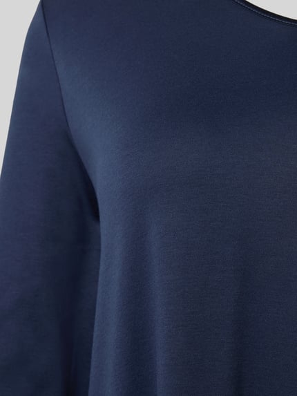 Vrouwenmodel draagt Nachthemd mit V-Ausschnitt van Hanro, donkerblauw, zuiver katoen, a-lijn, v-hals, close-up bovenlichaam
