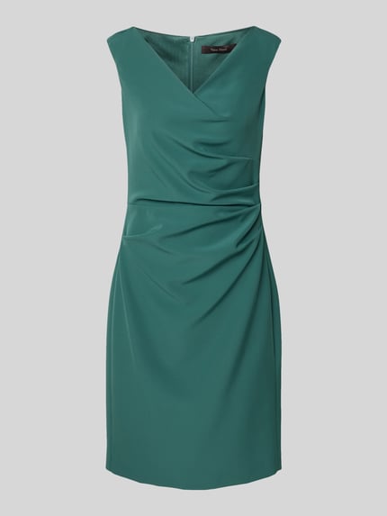 Productfoto, Knielanges Cocktailkleid mit Raffungen van Vera Mont, groene materiaalmix met stretch, recht model, V-hals, voor dames