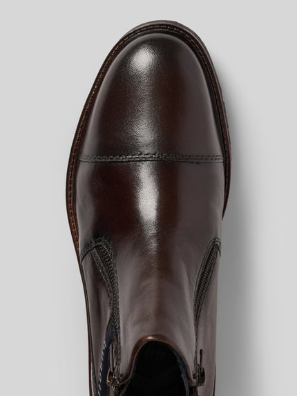 Produktfoto, Boots aus Leder-Mix Modell 'Caj' von bugatti, braune Farbe, abgerundete Form, sichtbarer seitlicher Reißverschluss, strukturierte Sohle