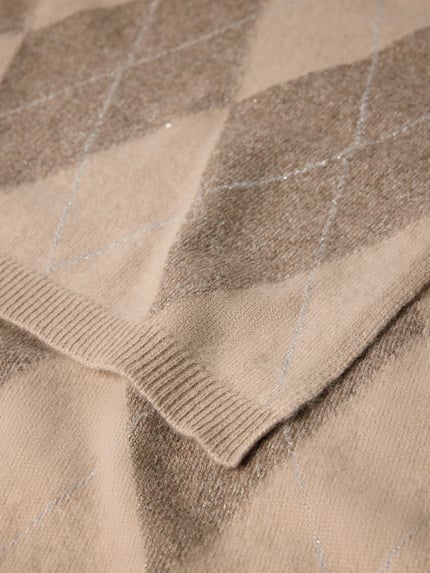 Produktfoto, Schal aus Kaschmir-Mix mit geripptem Abschluss von Christian Berg Woman, beigebraune Rauten, rechteckig, weiche Textur, Kontext: Damen Schal von Christian Berg Woman, Kaschmir-Mix, rechteckige Form, gerippte Abschlüsse, Breite 76 cm, Länge 84 cm.