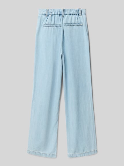Produktfoto, Wide Fit Jeans aus reinem Lyocell Modell 'Alya' von CARS JEANS für kinder, hellblaue Farbe, Teilelastischer Bund, Gesäßtaschen, Innenbeinlänge 66 cm bei Größe 140, feine glatte Textur.