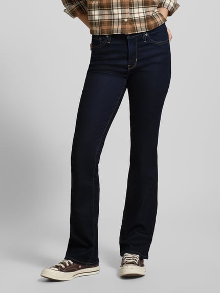 Frauenmodel trägt Bootcut Jeans mit 5-Pocket-Design von Levi’s®, dunkelblau, Baumwoll-Mix mit Stretch, Jeansstruktur, Ganzkörperansicht von vorne.