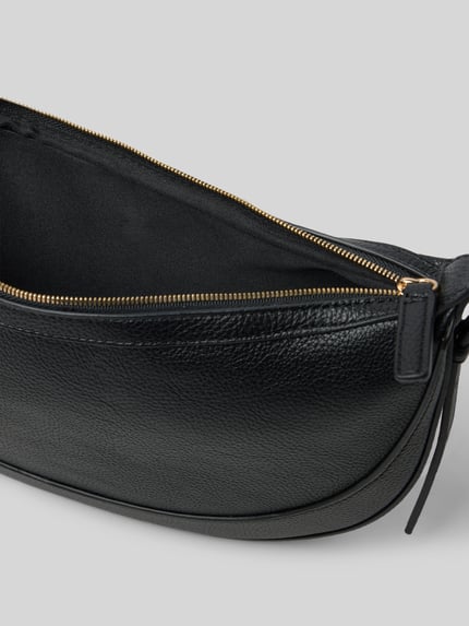 Produktfoto, Shoulder Bag mit Reißverschluss von Mango in schwarzer Leder-Optik mit Ziernähten, verstellbarem Schulterriemen, Hauptfach, 31x19x4 cm, Riemenlänge 68 cm
