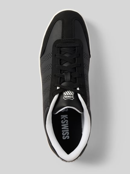 Produktfoto, Sneaker mit Label-Print Modell 'COURT' von K-Swiss, abgerundete Form, Schnürverschluss, schwarze Lochmuster-Oberfläche, strukturierte Sohle, matte und glatte Texturen, 3 cm Absatz, 7 cm Schafthöhe, 10 cm Schaftweite