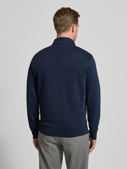 Männermodel draagt Sweatshirt mit Stehkragen van Polo Ralph Lauren in donkerblauw, katoen-viscosemix, ribboorden, regular fit, Ganzkörperansicht Rückansicht.