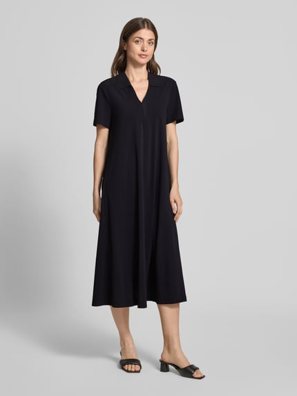Frauenmodel trägt Midikleid mit Strukturmuster und Umlegekragen Modell 'JOSEPHINA' von Raffaello Rossi, Loose Fit, Ganzkörperansicht von vorne