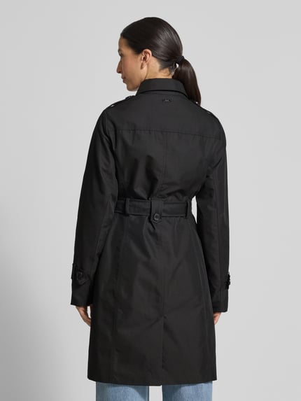 Modelka kobieca ma na sobie Regular Fit Trenchcoat aus Baumwoll-Mix od s.Oliver RED LABEL, czarny, długi rękaw, pasek, z tyłu, widok całej sylwetki