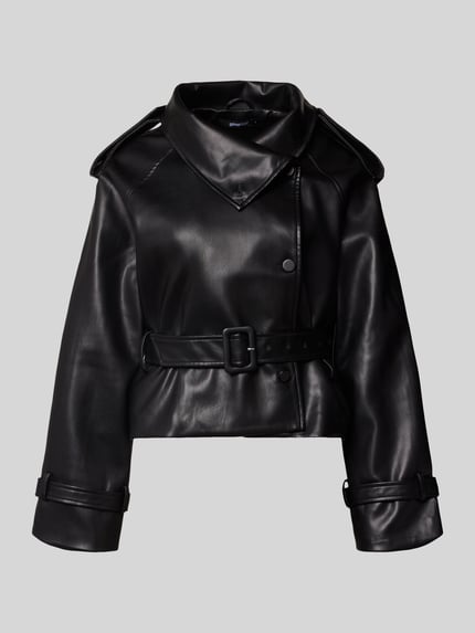 Produktfoto, Jacke in Leder-Optik mit Gürtel od Gina Tricot, czarny materiał skóropodobny, krój regular fit, listwa guzikowa, pasek, patki przy mankietach, długość tyłu w rozmiarze S: 54 cm, szerokość ramion w rozmiarze S: 43 cm, szerokość w rozmiarze S: 62 cm, długość rękawów w rozmiarze S: 70 cm