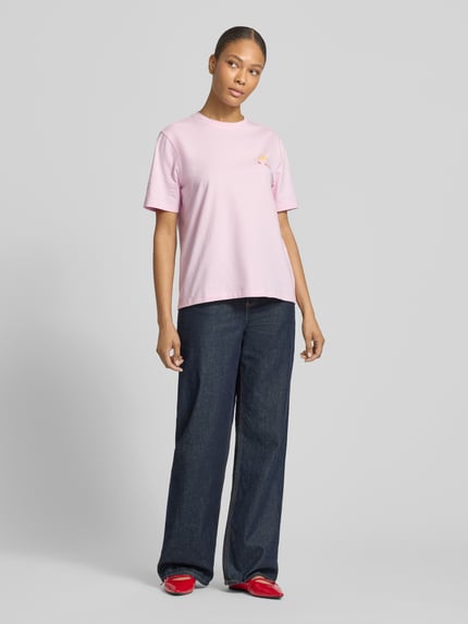 Vrouwenmodel draagt T-Shirt met Stitching model 'NORA' van Vila, regular fit, roze kleur, katoen-elastaanmix, ronde hals, volledige lichaamsvoorzijde.