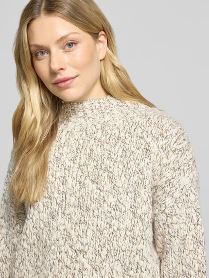 Frauenmodel trägt Pullover Modell 'Pello' mit Strukturstrick von OPUS, melierte Strickoptik, langarm, Nahaufnahme Oberkörper.