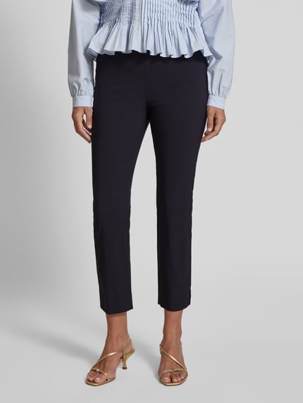 Kobiece modelka nosi Caprihose aus Viskose-Mix Modell 'Igor3' od STEHMANN, czarny kolor, krój slim fit, elastyczny pas, Szerokość w rozmiarze 36: 38 cm, długość nogawki wewnętrznej 69 cm, widok całej sylwetki z przodu