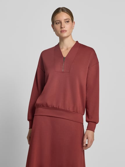 Vrouwenmodel draagt Relaxed Fit Sweatshirt uit modalmix model 'BANU' van Soyaconcept in roestrood, gladde stof, Nahaufnahme Oberkörper, Dames sweatshirt