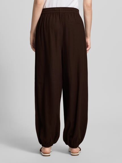 Frauenmodel trägt Regular Fit Weite Hose aus Viskose-Leinen-Mix Modell 'GOA' von Only, Optik: Unifarben, Materialverarbeitung: Flammgarn, Beinabschluss und Bundabschluss: elastisch, seitliche Eingrifftaschen, Gesäßtasche, Ganzkörperansicht Rückansicht.