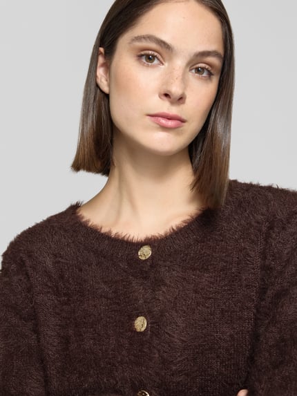 Kobiece model prezentuje Regular Fit kardigan rozpinany z mieszanki bawełny od ROBE LÉGÈRE, ciemny brąz, tekstura puszysta, zbliżenie na górę ciała.