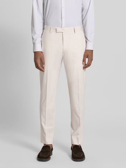 Mannenmodel draagt Slim Fit pantalon met viscose van Strellson, model 'MELWIN', melangelook, met persplooien, riemlussen, steekzakken, achterzak, haak- en verborgen ritssluiting. Vooraanzicht, opname van het onderlichaam.