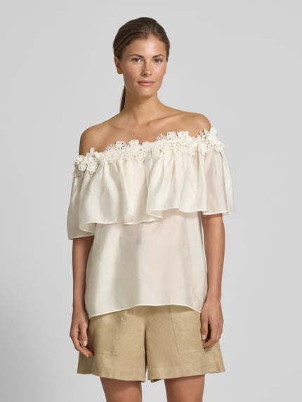 Vrouwenmodel draagt Regular Fit blouse in off-shoulder-look model 'MOLLY' van Copenhagen Muse, lyocellmix, kant, crèmekleur, ganzichaanszicht van voren